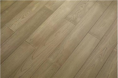 Koja je otpornost na vatru sivog poda od punog drveta?